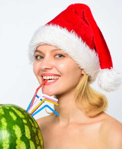 保健和节食。女孩迷人的裸体戴圣诞老人帽子喝果汁西瓜鸡尾酒草白色背景。冬季排毒的概念。女人喜欢排毒饮料。西瓜饮食排毒饮料 — 图库照片