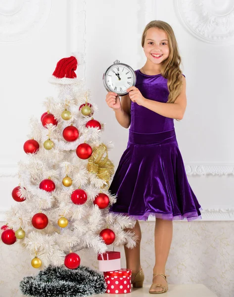 How much time left. Last minute till midnight. New year countdown. Last minute new years eve plans that are actually lot of fun. Girl kid santa hat costume with clock counting time to new year — Stock Photo, Image