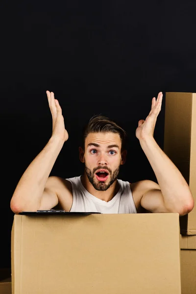 Macho con barba y cara sorprendida con las manos en alto — Foto de Stock