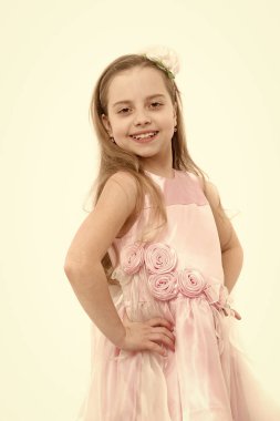 Kız gülümseme ile çiçek Aksesuar uzun sarı saç