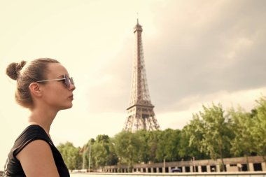 Paris, Fransa 'da Eyfel Kulesi' ne bakan bir kız