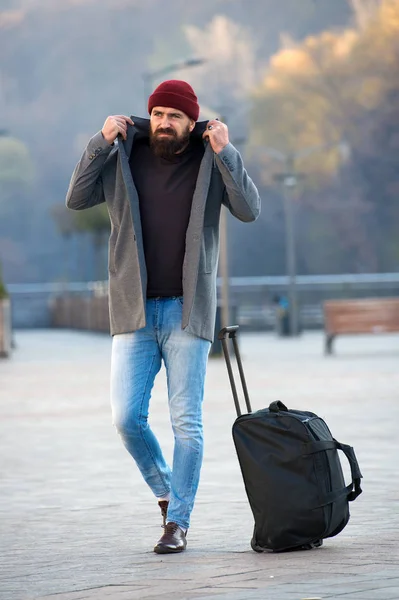 Brutaler kaukasischer Hipster mit Schnurrbart. Männliche Friseure kümmern sich. Reifer Hipster mit Bart. Modemann mit Bart. Bärtiger Mann. Reisen und Urlaub. Herbstmode — Stockfoto