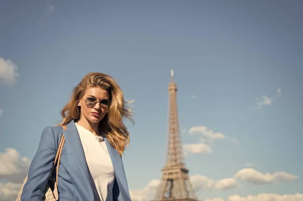 Žena at Eiffel tower in Paris, French on blue sky — Stock fotografie
