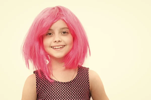 Menina criança sorriso no penteado peruca rosa isolado no branco — Fotografia de Stock