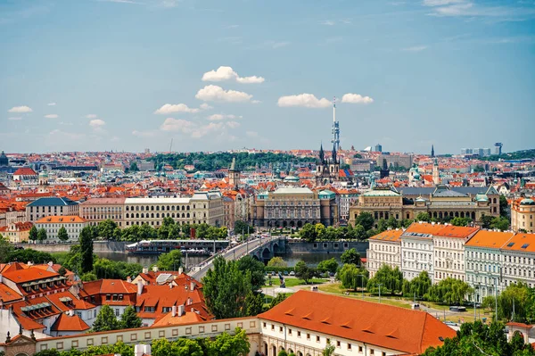 Panorama över Prag med blå himmel — Stockfoto