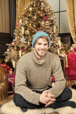 Adam gülümseme sıcak şapkalı, Noel ağacı de süveter