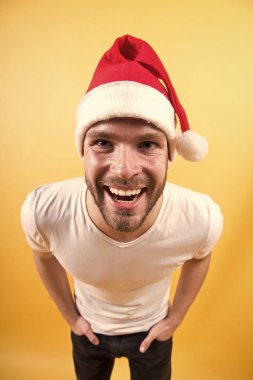 Adam santa turuncu zemin üzerine sakallı yüzü gülümsemeyle