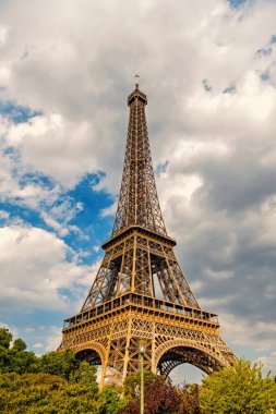 Eyfel Kulesi Paris, Fransa'da gün batımında. Romantik seyahat arka plan.