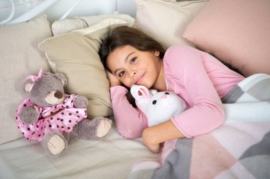 küçük çocuk kızla xmas hediyesi. Noel Baba'yı bekliyorum. Kış. küçük kız evde uyuyor. Noel aile tatili. Yeni Yılınız Kutlu Olsun. Noel alışveriş. Noel düşüncelerinde kaybetti