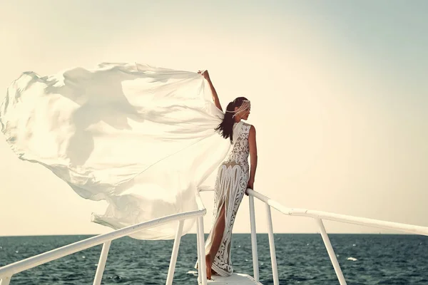 바다에서 푸른 하늘에 드레스 소녀. — 스톡 사진