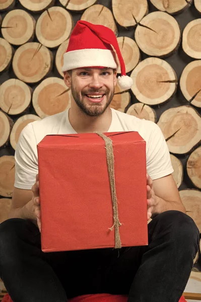 Macho in cappello rosso sorriso con regalo — Foto Stock
