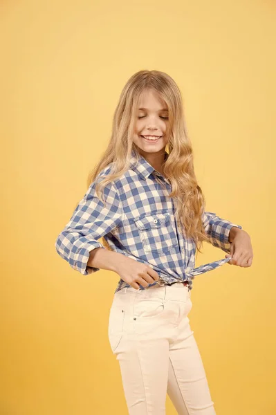 Flicka modell med slutna ögon, blont långt hår smile — Stockfoto