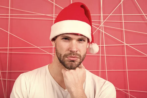 Macho dans santa chapeau toucher barbe sur le visage grave — Photo