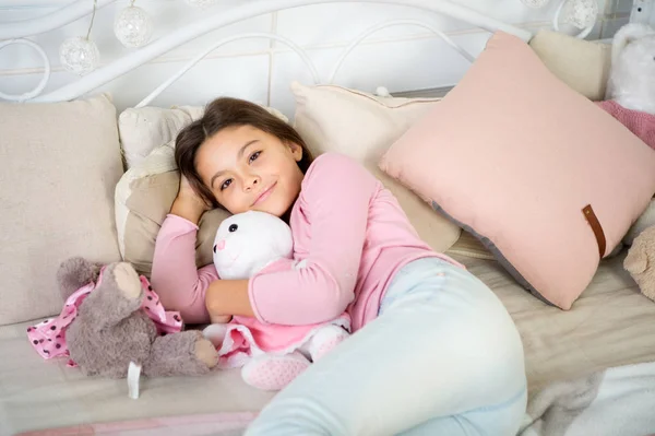 Waiting for santa. Winter. happy new year. Christmas shopping. small girl sleeping at home. christmas family holiday. The morning before Xmas. Sleep. little child girl with xmas present — Stock Photo, Image