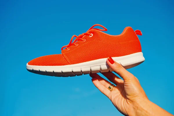 Sportschuhe Turnschuhe auf blauem Himmel Hintergrund. — Stockfoto