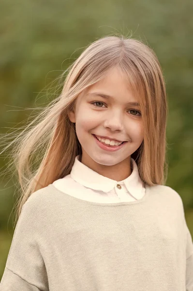 Menina com cabelo longo loiro sorriso na paisagem natural — Fotografia de Stock