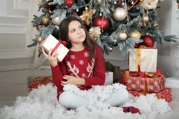 Noël vacances en famille. Bonne année. Les courses de Noël. attendant le Père Noël. À Noël. Le matin avant Noël. Petite fille mignonne avec cadeau de Noël. ce qui est à l'intérieur — Photo