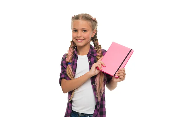 Udržování její tajemství v deníku. Roztomilá dívka dítě drží Poznámkový blok nebo deník izolovaných na bílém pozadí. Vzpomínky z dětství. Deník pro dívky konceptu. Poznámka: tajemství dolů v roztomilé dívčí deník deník — Stock fotografie