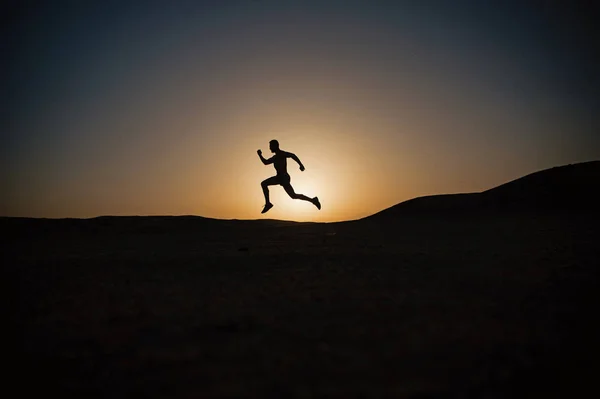 Силует бігу людини на заході сонця — стокове фото