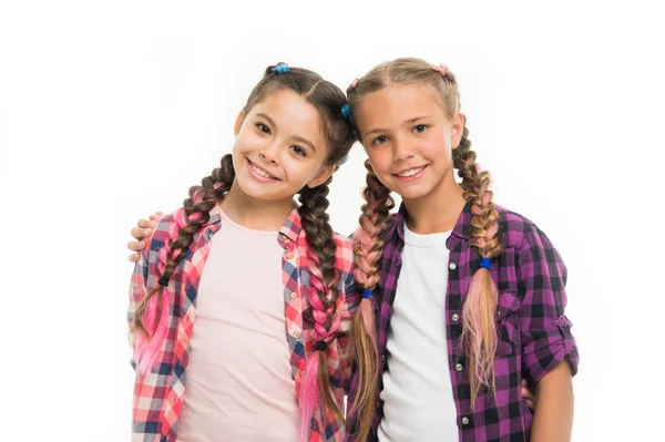 Meninas da moda. Vestido semelhante com o melhor amigo. Vista-se para combinar com o seu amigo. Melhor amigo vestir-se. Os amigos usam roupas semelhantes têm as mesmas tranças de penteado fundo branco. Irmãs da família look roupa — Fotografia de Stock