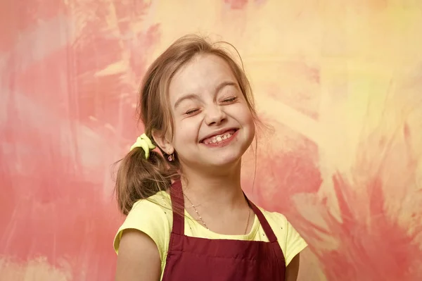 행복 한 얼굴을 가진 요리사 아이. — 스톡 사진
