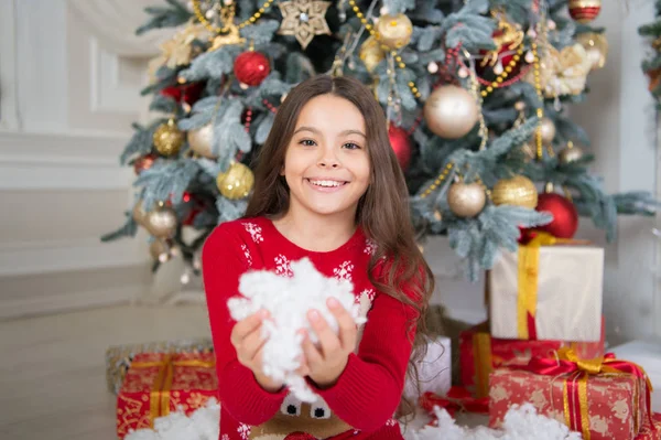 Waiting for santa. Xmas. happy new year. Christmas shopping. christmas family holiday. The morning before Xmas. Cute little child girl with xmas present. Merry Christmas and Happy Holidays — Stock Photo, Image