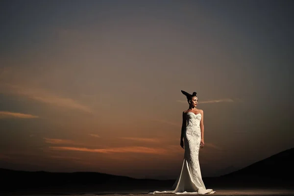 Woman in white wedding dress in sunset. — Stock Photo, Image