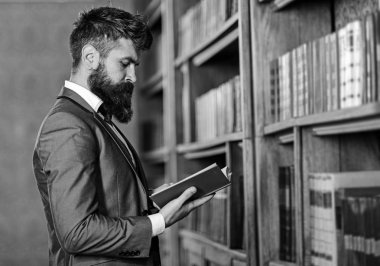 Sakallı adam okuma kitabı kütüphanede, adam.