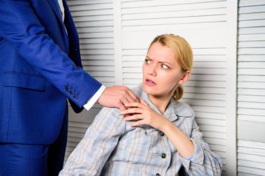 İşadamı cinsel taciz kadın meslektaşım. Kişi elini omzuna koyarak. Dokunmatik diz.