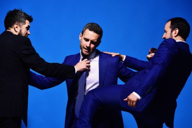 İş muhalefeti ve rekabet konsepti. Şirket liderleri liderlik için savaşıyor