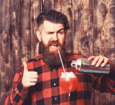Barmen sakal ve yanıp sönen yüz ile shaker tutar