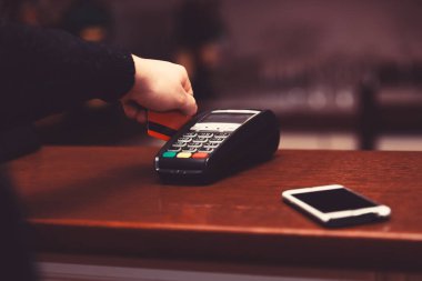 Kredi kartı ile ödeme. EDC makine veya terminal