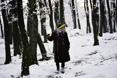 Ormanda balta ile yürüyüş kürk paltolu adam