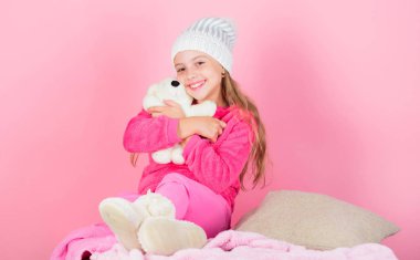 Oyuncak ayılar psikolojik sağlığı geliştirmek. Çocuk şirin kız oyun yumuşak oyuncak ayıcık pembe arka plan ile. Çocuk küçük kız oynak oyuncak ayı peluş oyuncak tutun. Pelüş hayvanlar için benzersiz ekleri