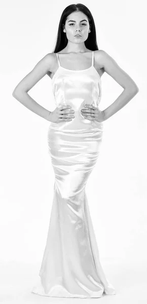 Жінка в елегантній білій сукні з довгим волоссям, білим тлом. Елегантна концепція сукні. Дівчина на пишному обличчі у витонченій сукні. Модна модель носить дорогу модну вечірню сукню або весільну сукню . — стокове фото