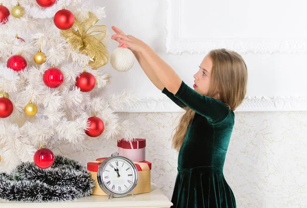 올해의 좋아하는 하루. 크리스마스 축 하입니다. 엄청나게 크리스마스에 대 한 흥분. 꼬마 소녀 크리스마스 트리 대기 자정 시계입니다. 어린 시절 행복 개념입니다. 어린이 집에서 크리스마스를 축 하 — 스톡 사진