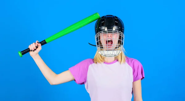 Vrouw plezier tijdens honkbal spel. Mooie blonde meisje baseball helm dragen en houd vleermuis op blauwe achtergrond. Sloeg haar hoofd met bat. Stom idee concept. Meisje wil gewoon plezier hebben. Spel voor de lol spelen — Stockfoto