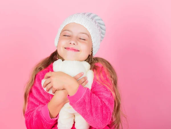 Ребенок маленькая девочка игривая держать плюшевую игрушку плюшевого медвежонка. Уникальные прикрепления к мягким игрушкам. Медведи Тедди улучшают психологическое благополучие. Малышка милая девушка играть с мягкой игрушкой плюшевый мишка розовый фон — стоковое фото