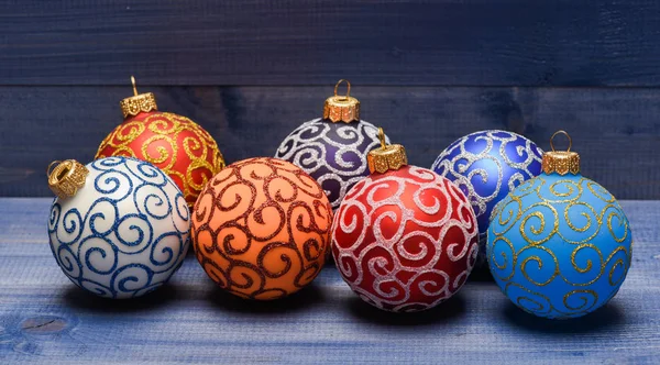 圣诞装饰品的概念。选择五颜六色的装饰。现代圣诞装饰。球与闪闪发光和闪闪发光的装饰饰品。在复古木背景的圣诞装饰品装饰 — 图库照片