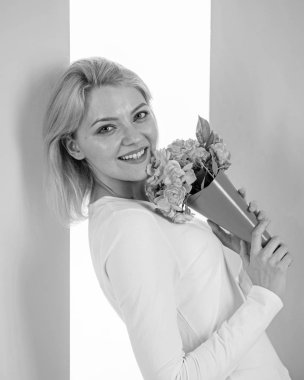 Onun gizli hayranın Bayan mutlu alınan çiçek gizli hayranın kim. Rüya gibi gülümseyen kadın tahmin et, kim onunla aşık deneyin. Kız tutun buket çiçek koku zevk ve hissediyor hayranım