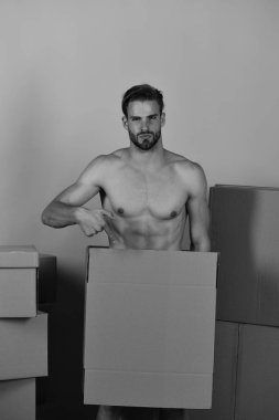 Cinsellik ve kavram olarak hareket: maço kutusunda sakallı