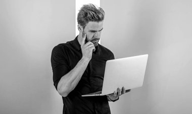 Sosyal medya pazarlama uzmanı. Dizüstü bilgisayar ile adam smm uzman çalışıyor. SMM Yöneticisi markalar ve öğeleri internet üzerinde teşvik etmektedir. Sosyal ağlar için içerik üreten adam şık modern bir görünüm Yöneticisi