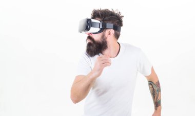Cyber spor. Adam kafa monte ekran ile etkileşim sanal gerçeklik. Hipster sanal spor oyna. Sanal yarış. Adam oyun Vr gözlük beyaz arka plan sakallı. Sanal gerçeklik oyun kavramını