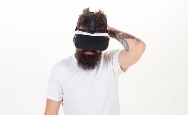 Bir kişi sanal bardaklarda Oda uzayda uçar. Sakallı erkek kafasında beyaz arka plan üzerinde izole sanal gerçeklik gözlüklü beyaz bir T-shirt'portresi. Adam Vr