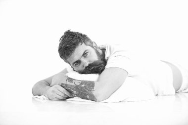 Hipster uykulu, uyumak istiyor. Sakallı hippi