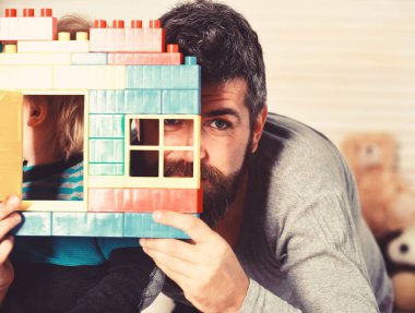 Çocuk ve sakallı adam kreş arka plan üzerinde oynamak