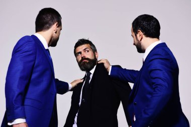 Resmi takım elbiseli katı ve korkmuş yüzlü iş adamları.