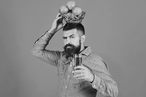 Guy präsentiert Ernte. Mann mit Bart hält Weidenfruchtschale in der Hand — Stockfoto