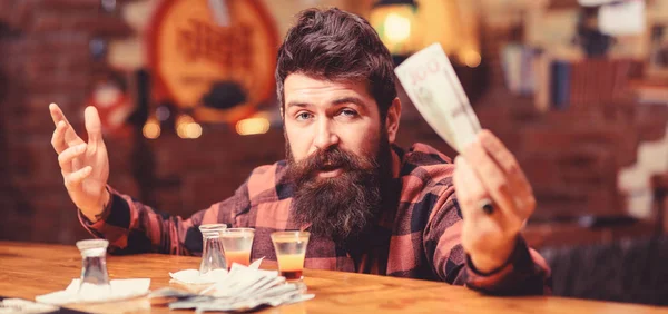 Hipster heeft geld, geld om meer alcohol te kopen.. — Stockfoto