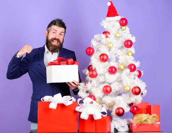 Weihnachtsvorbereitung und -feier. Weihnachtsgeschenke und Dekorationen. wie man eine tolle Büro-Weihnachtsfeier organisiert. Mann bärtigen Hipster tragen formalen Anzug in der Nähe von Weihnachtsbaum. bereit zum Feiern — Stockfoto